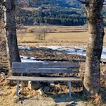 Unser Wanderweg um Pinzagen wird von einzelnen Rastbänken gesäumt