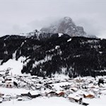 Wolkenstein mit dem Langkofel im Hintergrund
