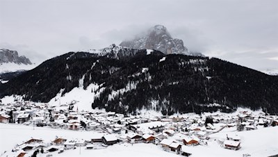 Wolkenstein mit dem Langkofel im Hintergrund