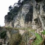 Zwischen mächtigen Felsen windet sich die alte Ponale Straße in die Höhe