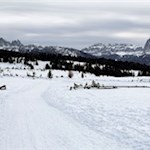 Hinter uns erheben sich die verschneiten Dolomiten