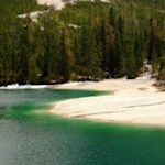 Eine smaragdgrün schimmernde Schönheit: der Pragser Wildsee