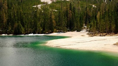 Eine smaragdgrün schimmernde Schönheit: der Pragser Wildsee