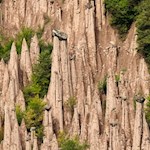 Die Decksteine schützen die Erdpyramiden vor dem Verfall