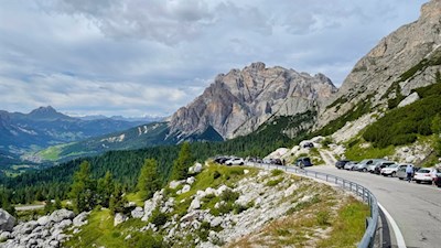 L'escursione al rifugio Pralongia Hut inizia sul passo di Valparola.