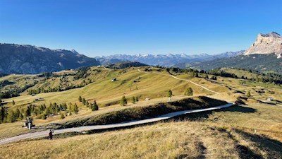 The panoramic meadows of the Pralongia
