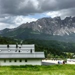 Der Alpengasthof Jolanda vor der Kulisse des Latemar