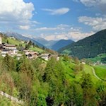 Rückwärtsgewandter Blick auf das sonnenverwöhnte Telfes