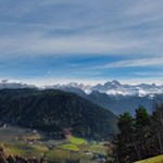 Ausblick auf die leicht verschneiten Dolomiten
