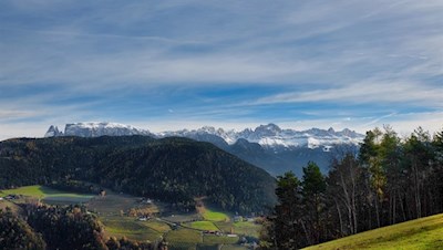 Ausblick auf die leicht verschneiten Dolomiten