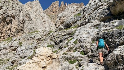Über seilgesicherte Felspassagen durch das Bärenloch