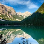 Der Pragser Wildsee wird von mächtigen Felsen umfriedet
