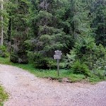 Landschaftlich reizvoller ist der rechts abzweigende Weg Nr. 527A