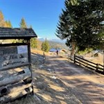 Die Jenesier Jöchl Alm heißt ihre Gäste sommers wie winters willkommen