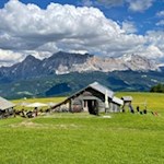 Vaciara Hütte vor der Kulisse des Heiligkreuzkofel