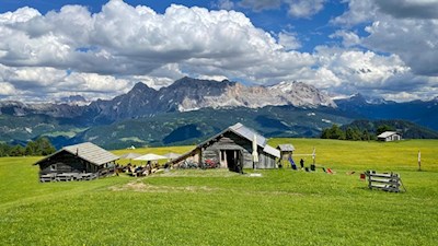 Vaciara Hütte vor der Kulisse des Heiligkreuzkofel