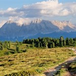 Vor der Kulisse des Heiligkreuzkofel zurück zur Welschellener Alm