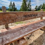 Rastbank auf dem Weg zur Heinzenalm