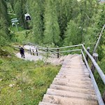 Holztreppen führen zu den Rotwandwiesen