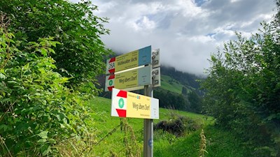 Beim Mühlwalder Stausee zweigt der Weg zur Weizgruberalm ab