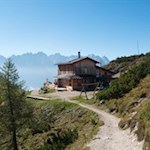 The idyllically situated Città di Carpi mountain hut
