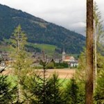 Unterwegs öffnen sich schöne Ausblicke auf Pfalzen