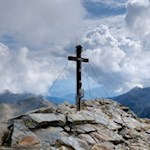 Das-schlichte-Gipfelkreuz-der-Jakobsspitze