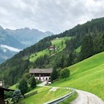 An verstreuten Höfen vorbei zur Weizgruberalm