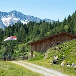 Die gemütliche Unterrieser Alm vor der imposanten Kulisse hochaufragender Gletscher