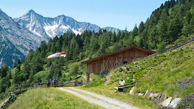Die gemütliche Unterrieser Alm vor der imposanten Kulisse hochaufragender Gletscher