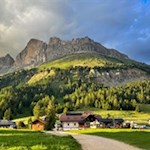 Die Wanderung zu den Latemarwiesen beginnt am Karerpass