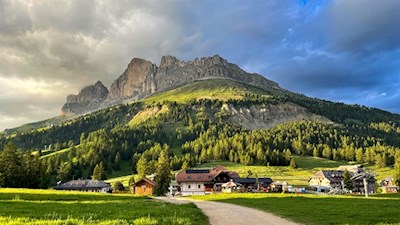 Die Wanderung zu den Latemarwiesen beginnt am Karerpass
