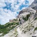 Der Weg Nr. 15B schlängelt sich zu Füßen der Heiligkreuzkofelgruppe zur Schneehöhle