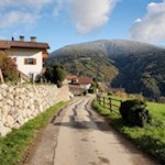 Zunächst folgt man der asphaltierten Straße nach unten