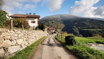 Zunächst folgt man der asphaltierten Straße nach unten