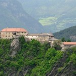 Auf dem Bienenweg öffnen sich schöne Ausblicke auf Schloss Rodenegg