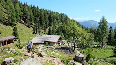 Die Puntleider See Alm lädt in idyllischer Lage zur Einkehr
