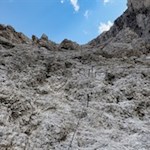 Das mit Fixseilen und Klammern gesicherte Felsgelände