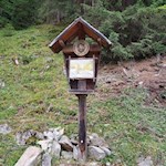 Gebetskreuz am Wegesrand