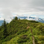 Über einen aussichtsreichen Kamm steigt der Weg auf den Steinspitz an