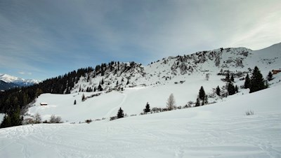 Zu Füßen der Zunderspitze thront die Zunderspitzhütte