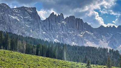 Unterwegs öffnen sich schöne Ausblicke auf den Latemar