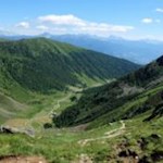 Der Rückweg von den Seefeldseen wartet mit einem malerischen Blick auf das Altfasstal auf