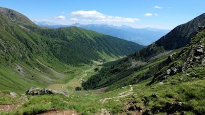Der Rückweg von den Seefeldseen wartet mit einem malerischen Blick auf das Altfasstal auf