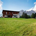 Il rifugio Juac sullo sfondo delle Odle