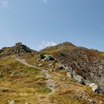 Von der Plattnerspitze führt ein schmaler Weg zur Plattner Alm