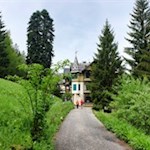 Der Weg führt am einstigen Hotel Salegg vorbei