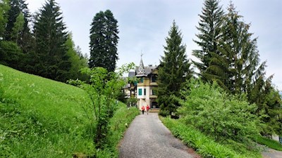 Der Weg führt am einstigen Hotel Salegg vorbei