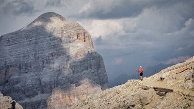 Sullo sfondo della Tofana si ritorna al rifugio Lagazuoi