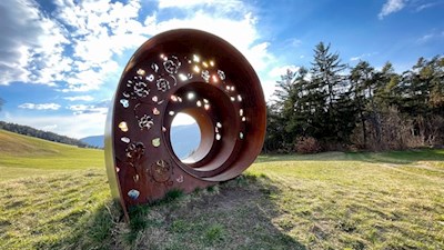 Auf dem Vogelweider Rundweg erinnern Installationen an den berühmten Minnesänger